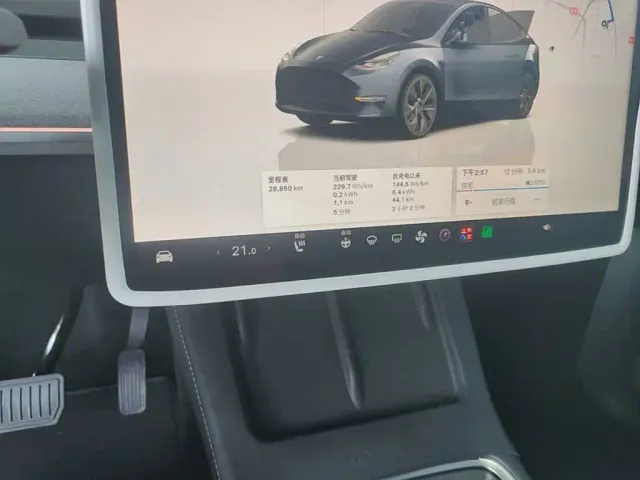 Tesla Model Y — Фото автомобиля 11