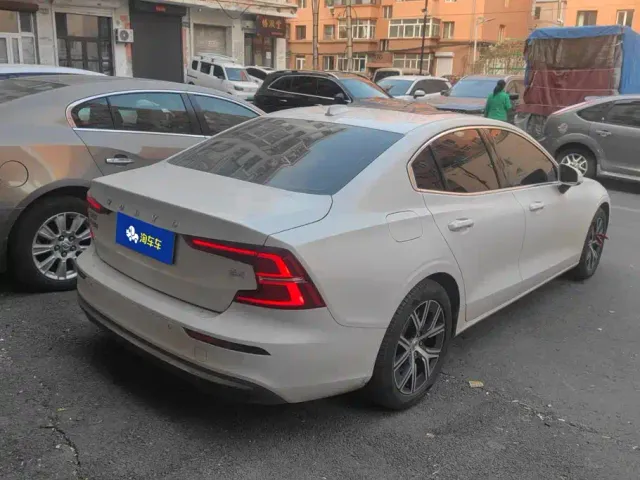 Volvo S60 — Фото автомобиля 3