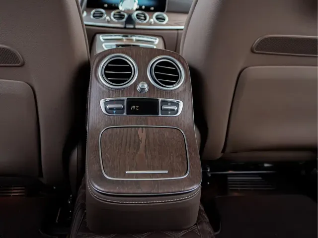 Mercedes-Benz E-Class — Фото автомобиля 23