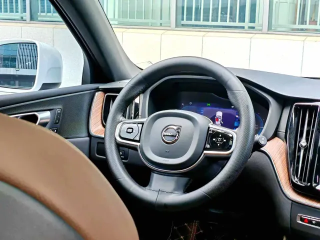 Volvo XC60 — Фото автомобиля 9