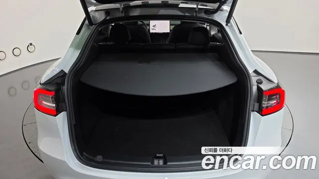 Tesla Model Y — Фото автомобиля 25