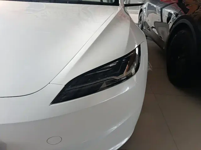 Tesla Model 3 — Фото автомобиля 23