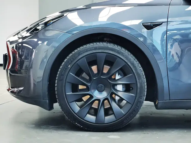 Tesla Model Y — Фото автомобиля 5