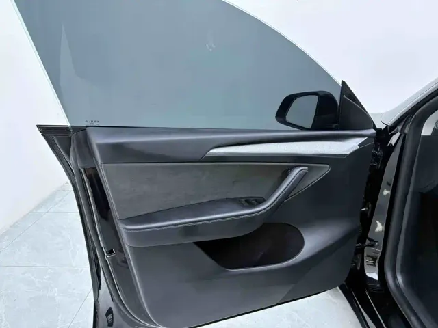 Tesla Model Y — Фото автомобиля 16