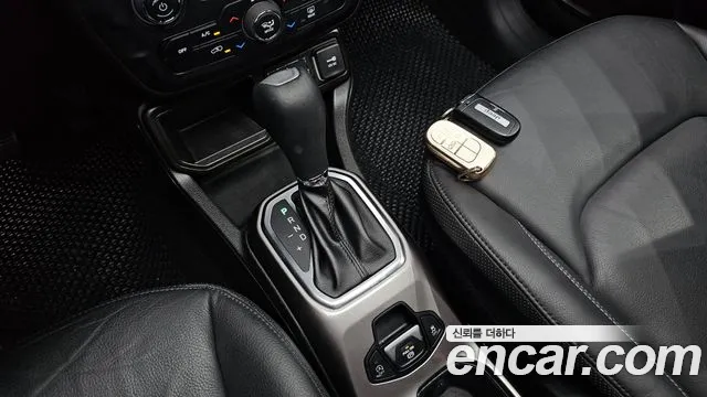 Jeep Renegade — Фото автомобиля 9
