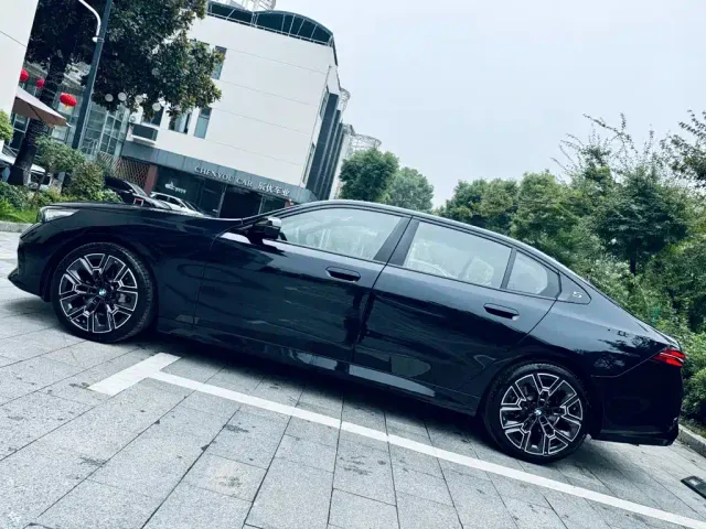 BMW 5 Series — Фото автомобиля 8