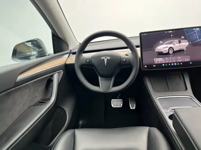 Tesla Model Y — Фото автомобиля 18