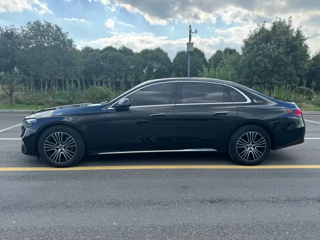 Mercedes-Benz E-Class — Фото автомобиля 3