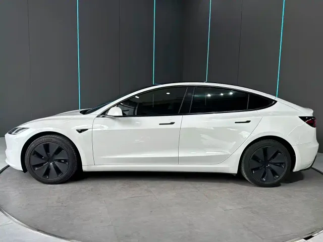 Tesla Model 3 — Фото автомобиля 4