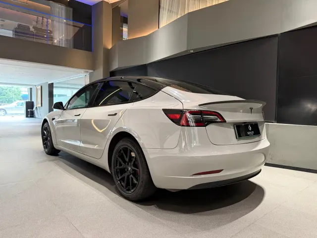 Tesla Model 3 — Фото автомобиля 4