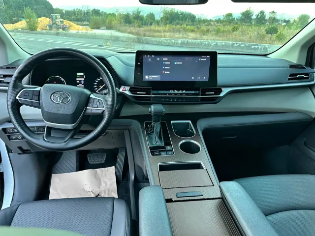 Toyota Sienna — Фото автомобиля 4