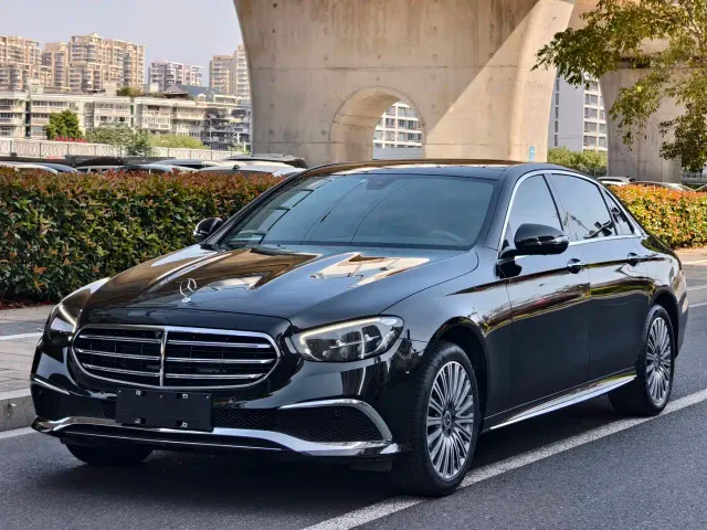 Фотография автомобиля — Mercedes-Benz E-Class