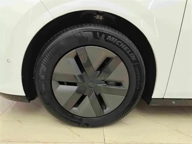 Li Auto MEGA — Фото автомобиля 14