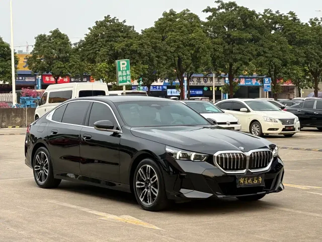 BMW 5 Series — Фото автомобиля 3