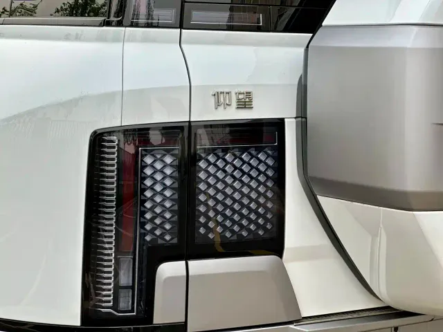 BYD U8 — Фото автомобиля 18