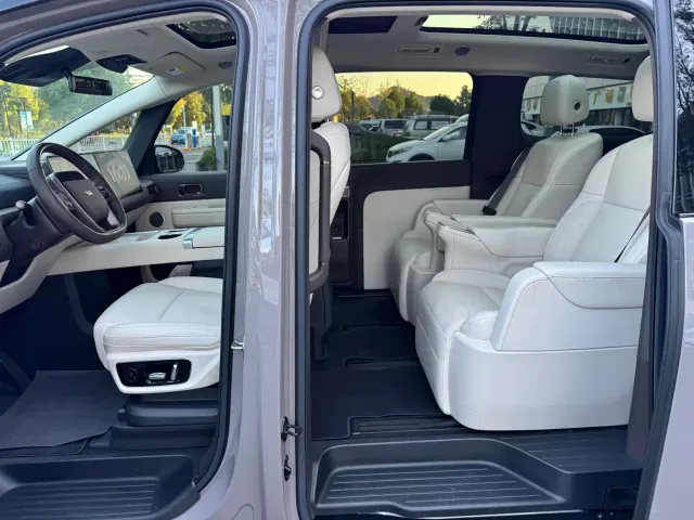 Li Auto MEGA — Фото автомобиля 9