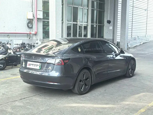 Tesla Model 3 — Фото автомобиля 6
