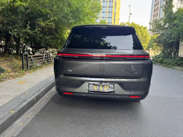 Li Auto L8 — Фото автомобиля 11