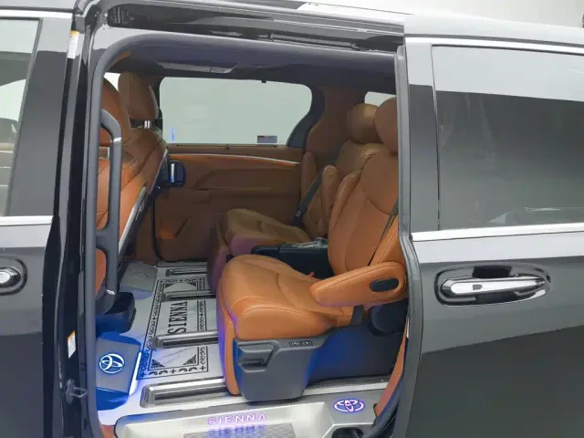 Toyota Sienna — Фото автомобиля 15