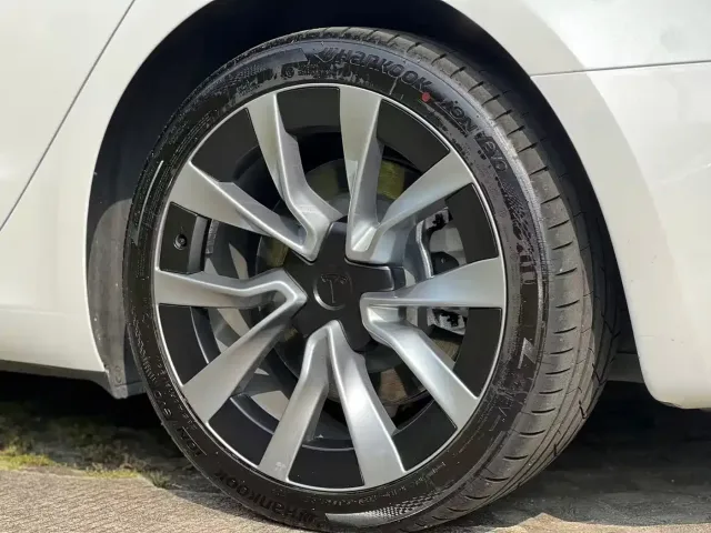 Tesla Model 3 — Фото автомобиля 8
