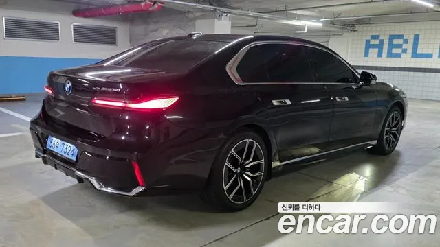 BMW i7 G70 — Фото автомобиля 5
