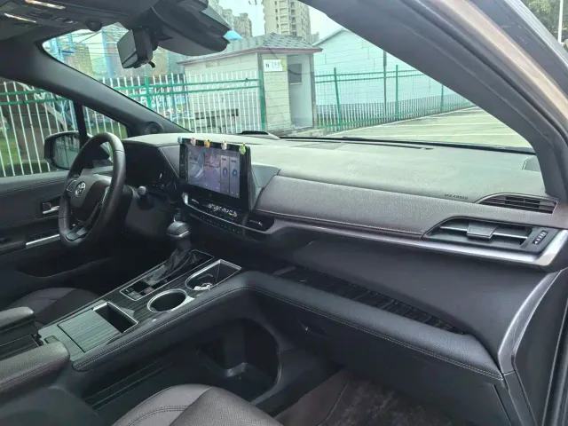 Toyota Sienna — Фото автомобиля 14