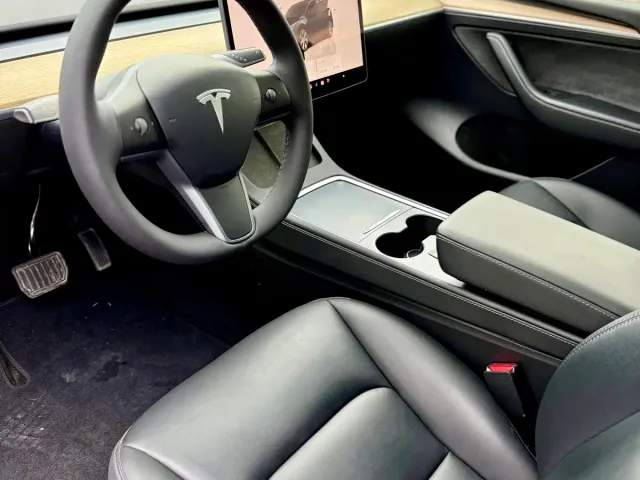 Tesla Model Y — Фото автомобиля 9