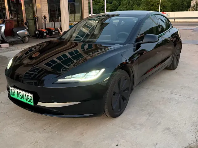Tesla Model 3 — Фото автомобиля 3