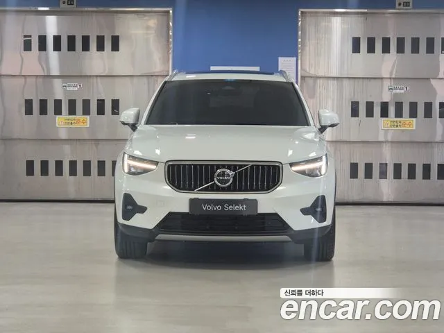 Volvo XC40 — Фото автомобиля 2