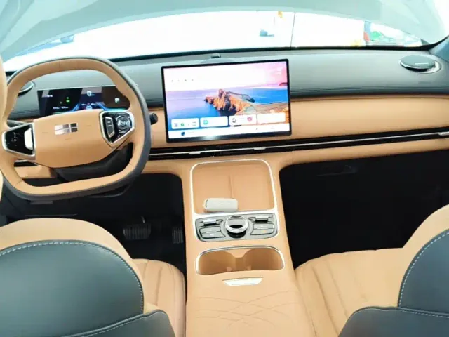 Geely Galaxy Starship 7 EM-i — Фото автомобиля 9