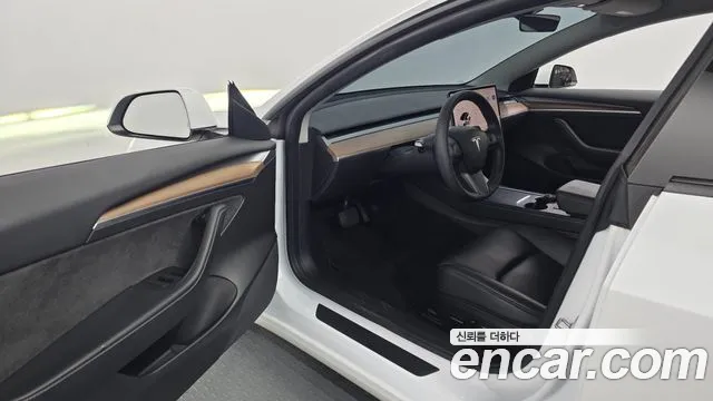 Tesla Model 3 — Фото автомобиля 10