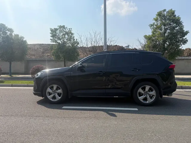 Toyota RAV4 — Фото автомобиля 4