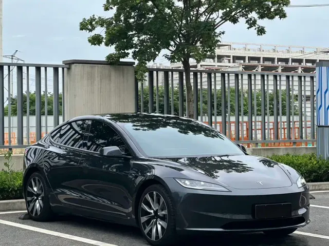 Tesla Model 3 — Фото автомобиля 2