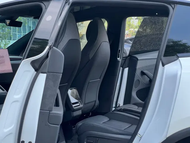 Tesla Model Y L — Фото автомобиля 11