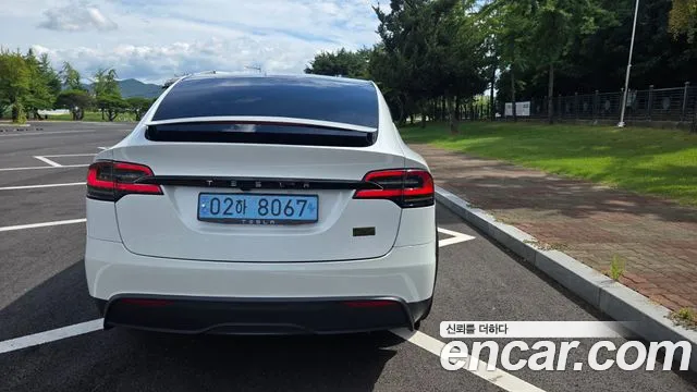 Tesla Model X — Фото автомобиля 9