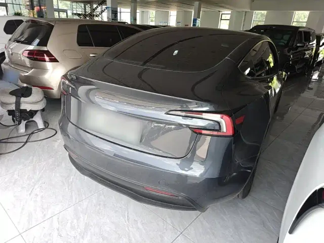 Tesla Model 3 — Фото автомобиля 6