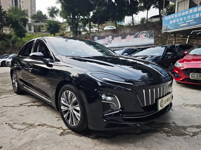 Hongqi E-QM5 — Фото автомобиля 3