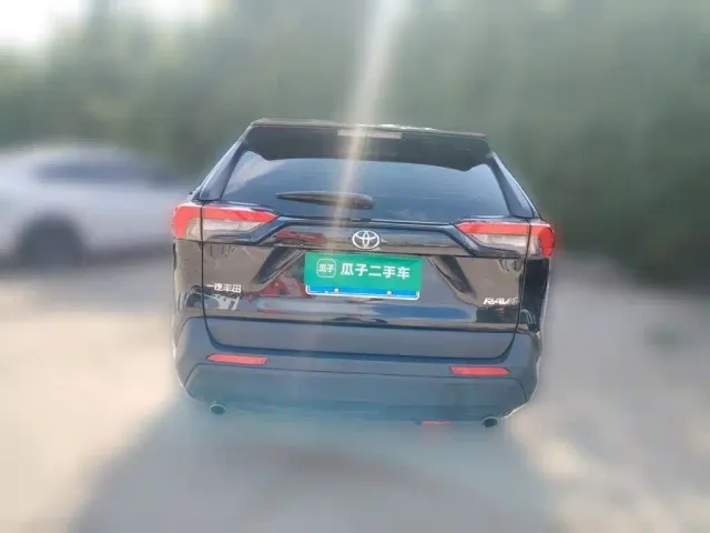 Toyota RAV4 — Фото автомобиля 3