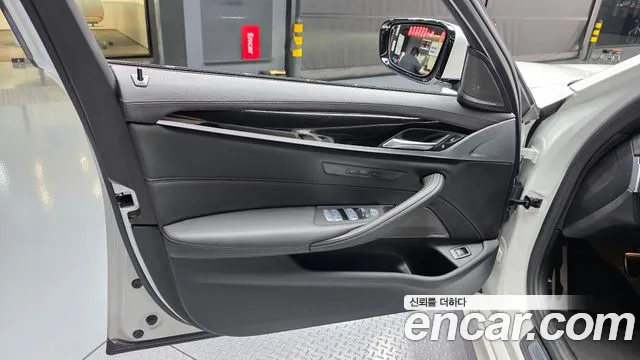 BMW 5 Series G30 — Фото автомобиля 13
