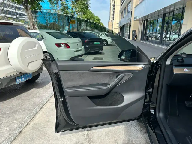 Tesla Model Y — Фото автомобиля 13