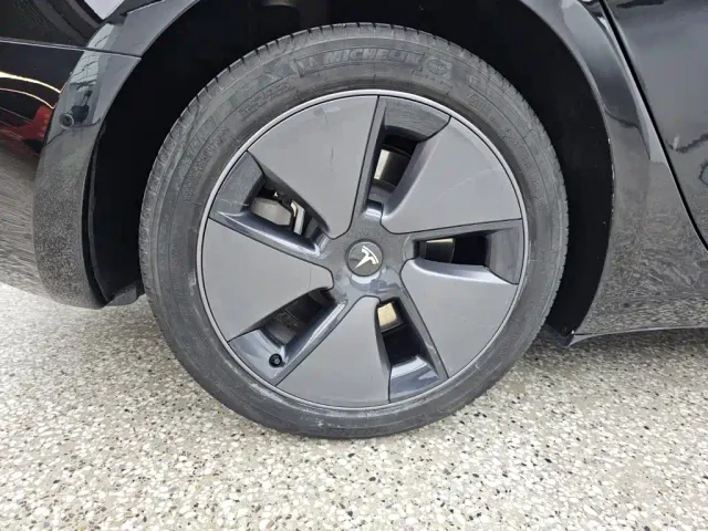Tesla Model 3 — Фото автомобиля 15