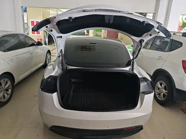 Tesla Model 3 — Фото автомобиля 18