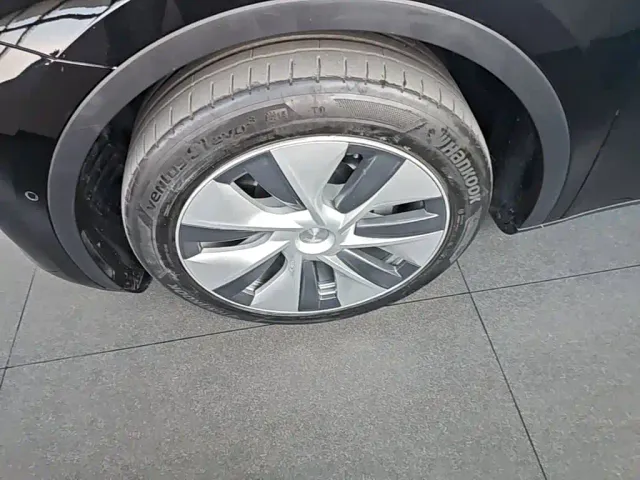 Tesla Model Y — Фото автомобиля 22