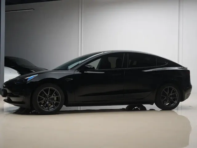 Tesla Model 3 — Фото автомобиля 2