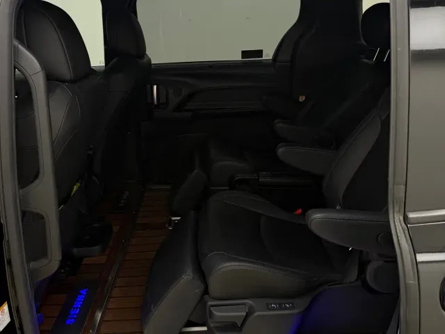 Toyota Sienna — Фото автомобиля 19