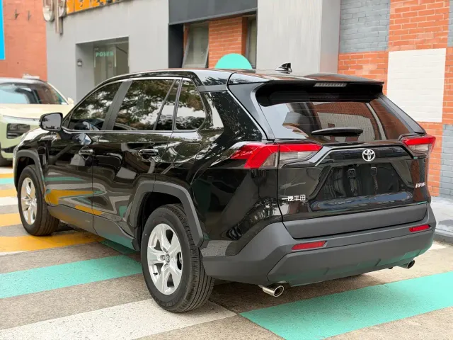 Toyota RAV4 — Фото автомобиля 9
