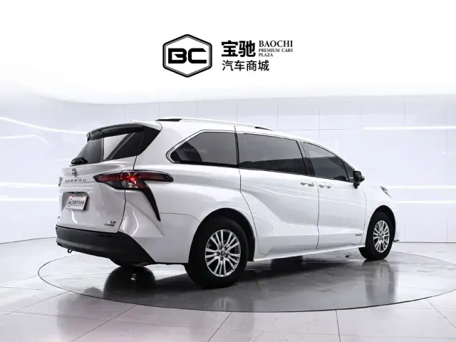 Toyota Sienna — Фото автомобиля 3