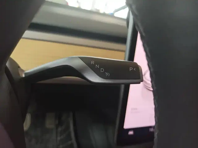 Tesla Model 3 — Фото автомобиля 13