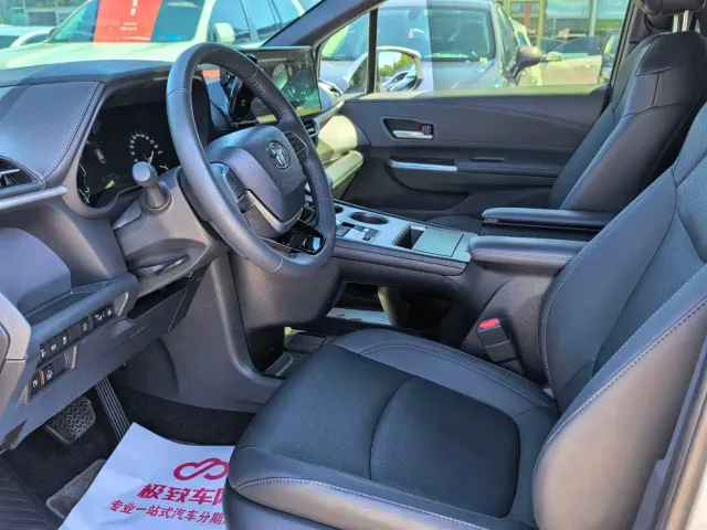Toyota Sienna — Фото автомобиля 7