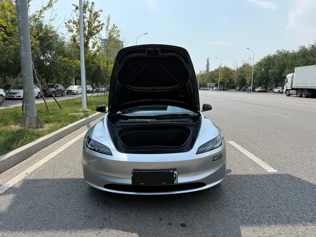 Tesla Model 3 — Фото автомобиля 17